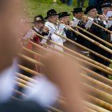 120 joueurs de cor des alpes jouent des morceaux d'ensemble lors du 20eme anniversaire du Festival de cor des Alpes de Nendaz le dimanche 25 juillet 2021 à Nendaz.